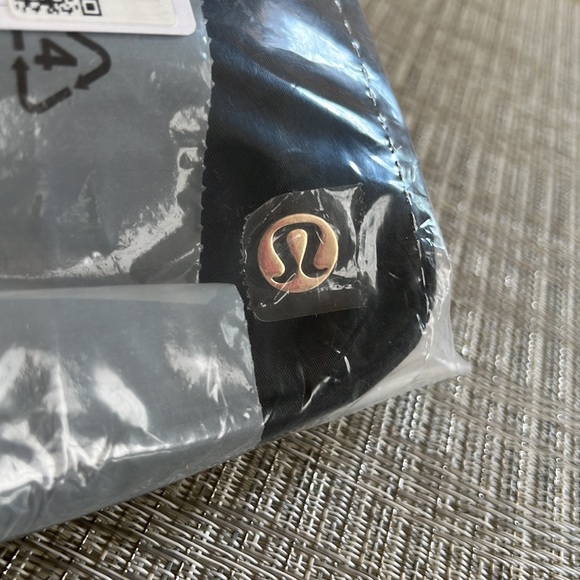 Lululemon Everywhere Belt Bag with Gold Logo - Picture 7 of 10